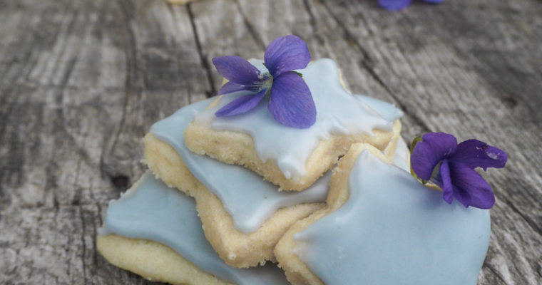 Sablés glaseadas con flores de violetas