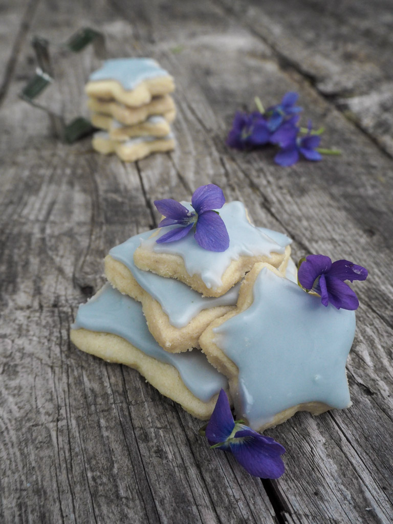 Sablés glaseadas con flores de violetas