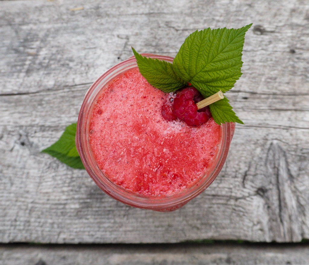 Thé glacé aux framboises fraîches